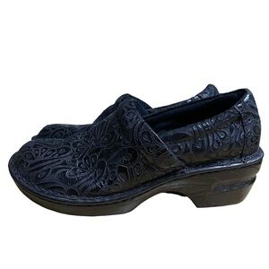B.O.C. Women's Peggy Tooled Leather Black Clogs Size 8